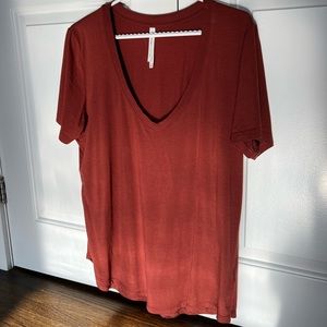 The Group by Babaton Foundation V-Neck T-shirt in Cider Gold Large